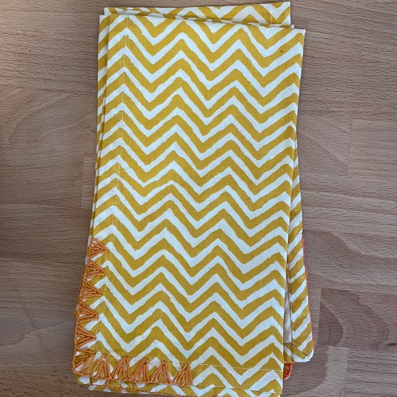 Set of 6 Outdoor Plates and Cloth Napkins - Picture 4 of 4